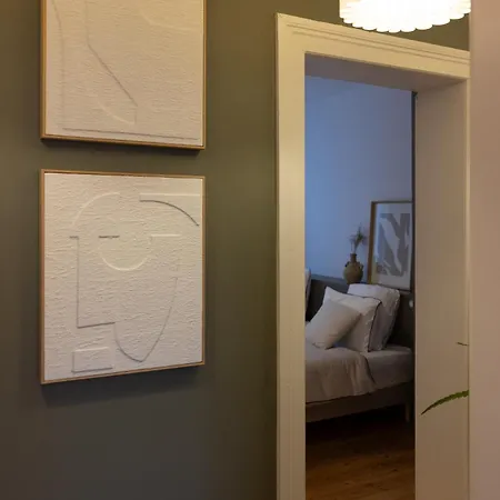 Urban Chic - Vacation & Business *